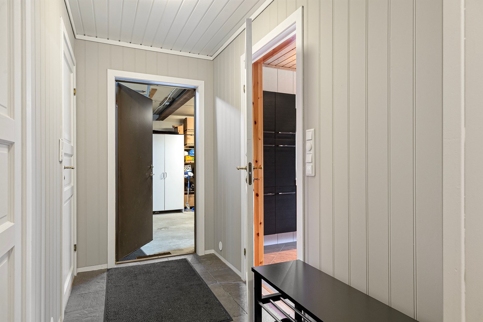 Garasjen har direkte inngang til huset, hvor man kommer inn til fløyen med bad og vaskerom. Galleribilde