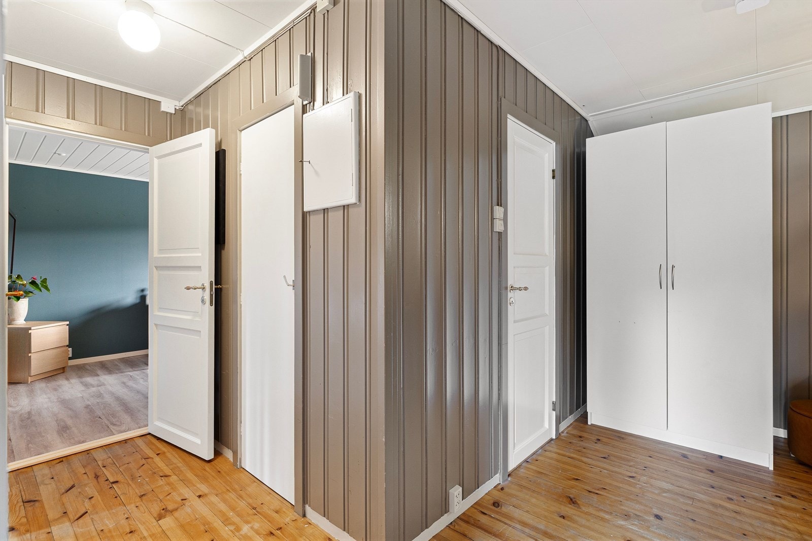 Gangen utenfor hovedsoverommet har et kott og en hendig bod. Galleribilde