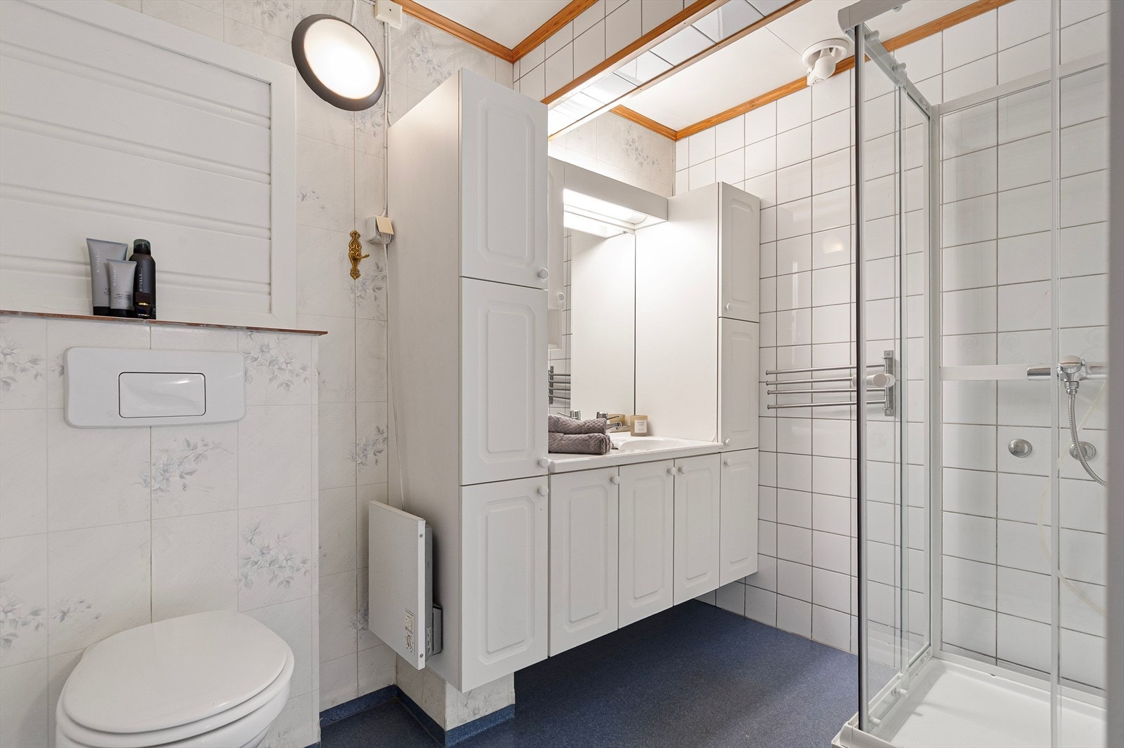 Boligen har bad i 1. og 2. etasje, og badet oppe ble oppgradert med et nytt dusjkabinett i 2025. Galleribilde