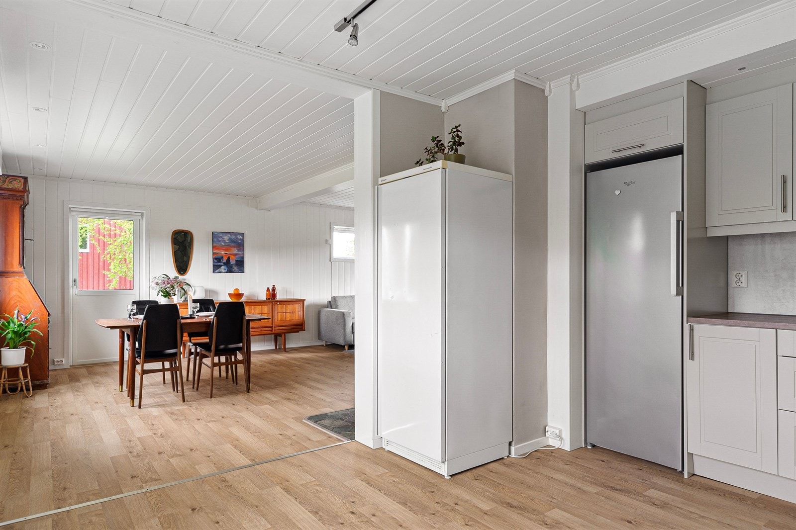 Kjøkkenet ligger tilbaketrukket fra stuen, med mulighet for både sosial matlaging og skjermet arbeidsro. Galleribilde