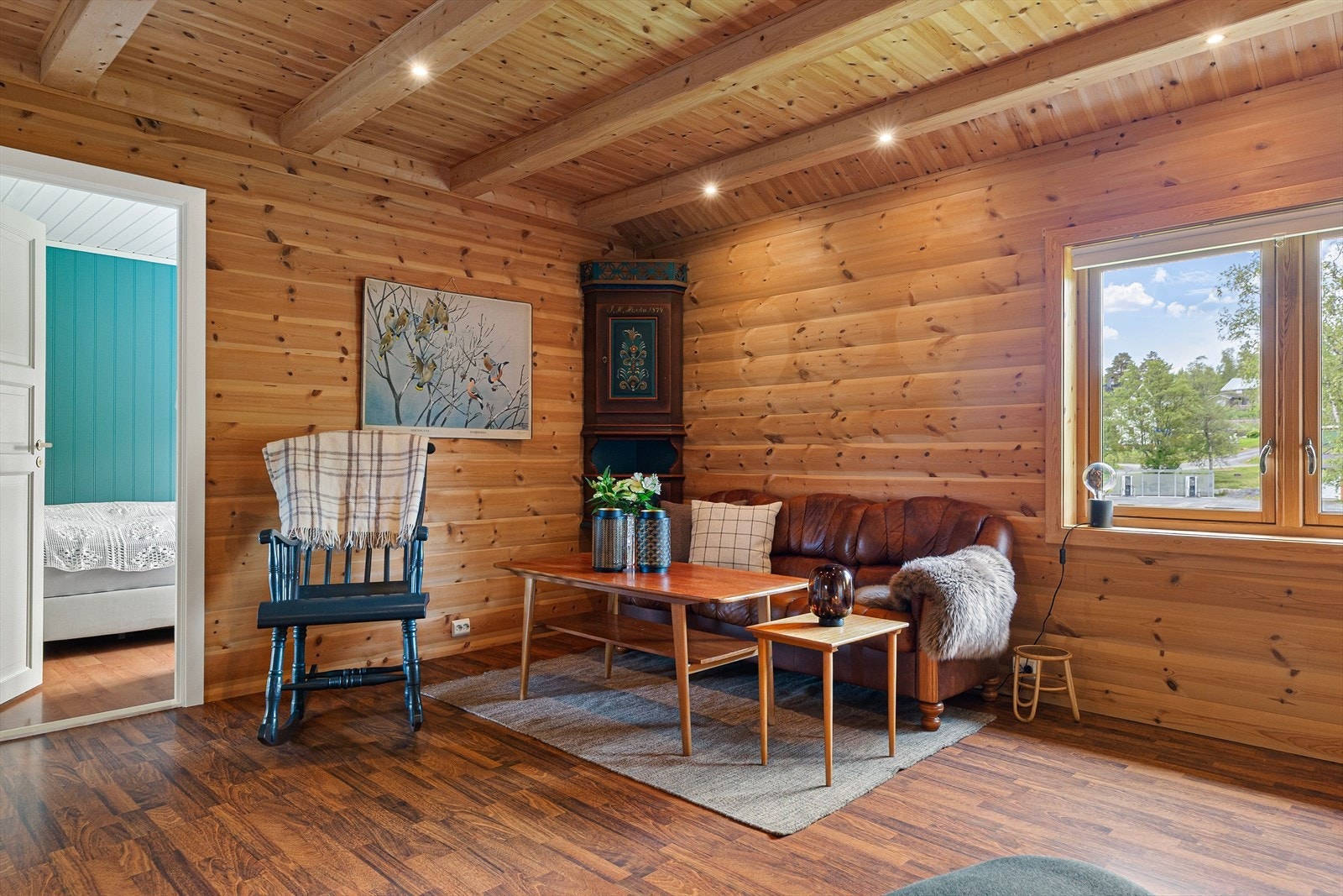 Stuen er perfekt hvis man ønsker å trekke seg tilbake for litt egentid med en god bok eller film. Galleribilde