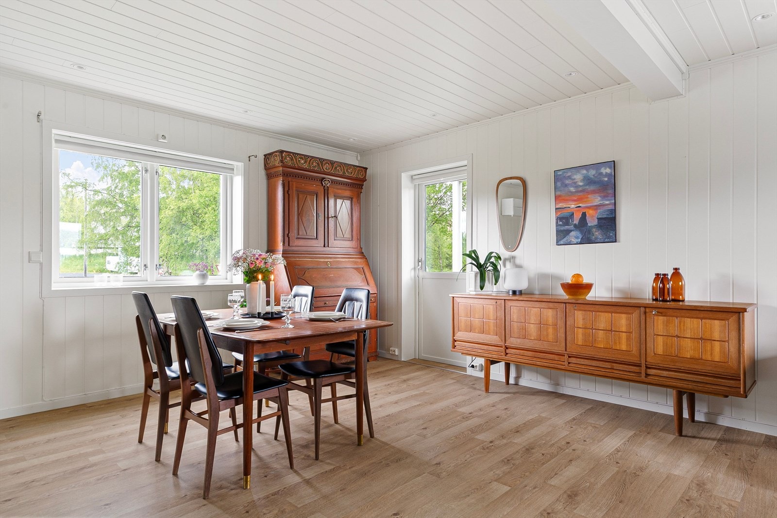 Dagslyset i stuen suppleres ypperlig av downlights rundt hele himlingen. Galleribilde