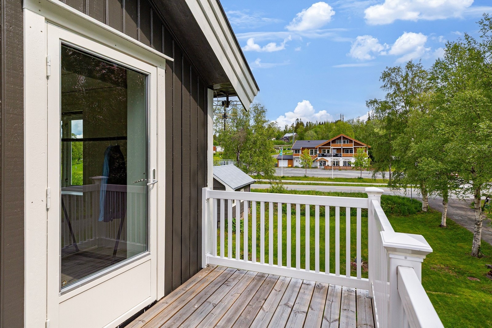 I 2021 ble verandaen oppgradert med nytt gulv og rekkverk. Galleribilde