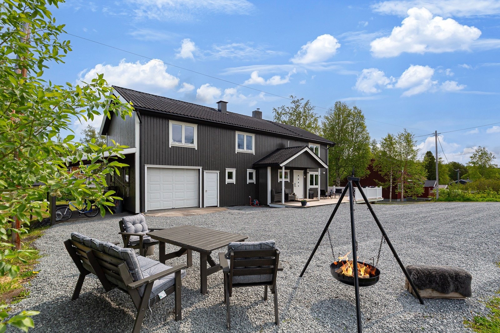 Boligen er godt vedlikeholdt; et stort familiehjem over to plan pluss kjeller. Galleribilde