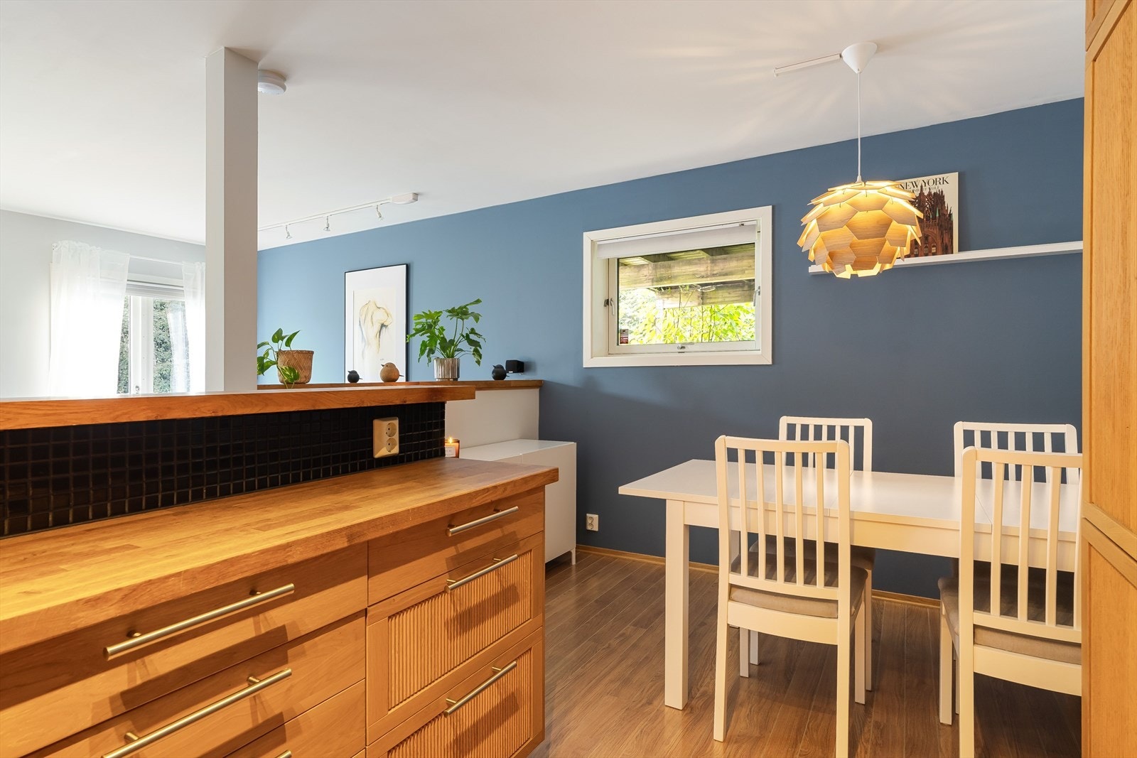 Ved enden av kjøkkenet er det rikelig med plass til spisegruppe. Galleribilde