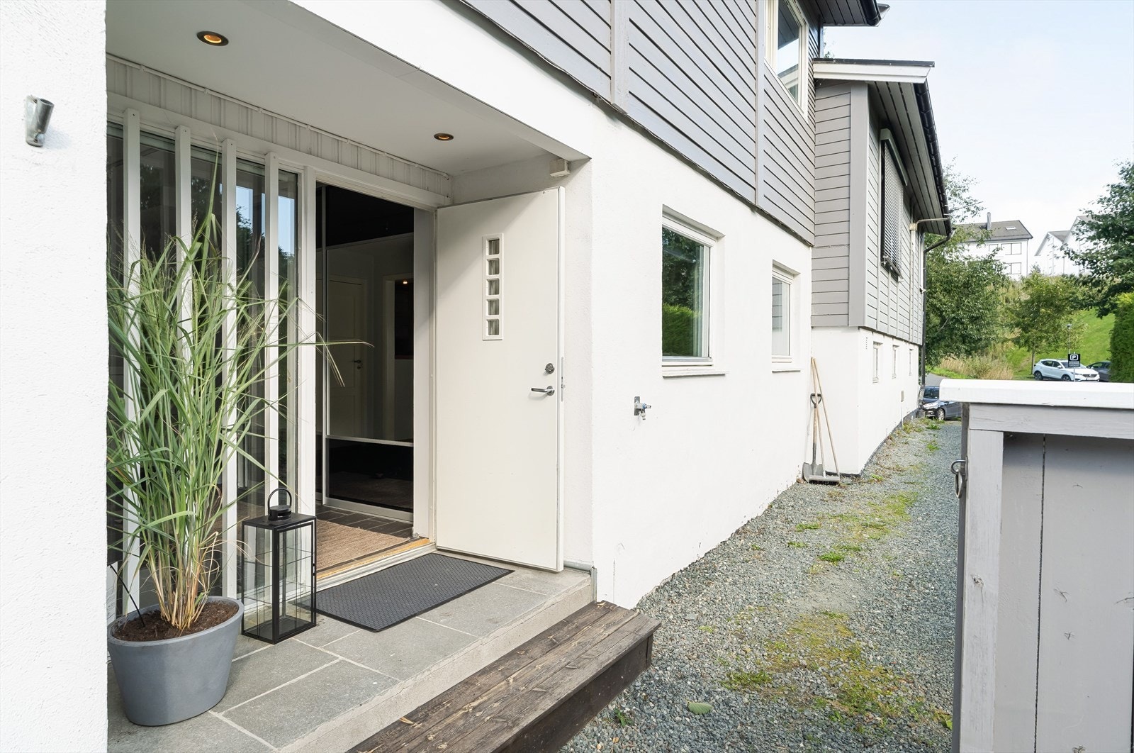 Ved inngangspartiet er det lagt opp strøm slik at man kan etablere el-billader. Galleribilde