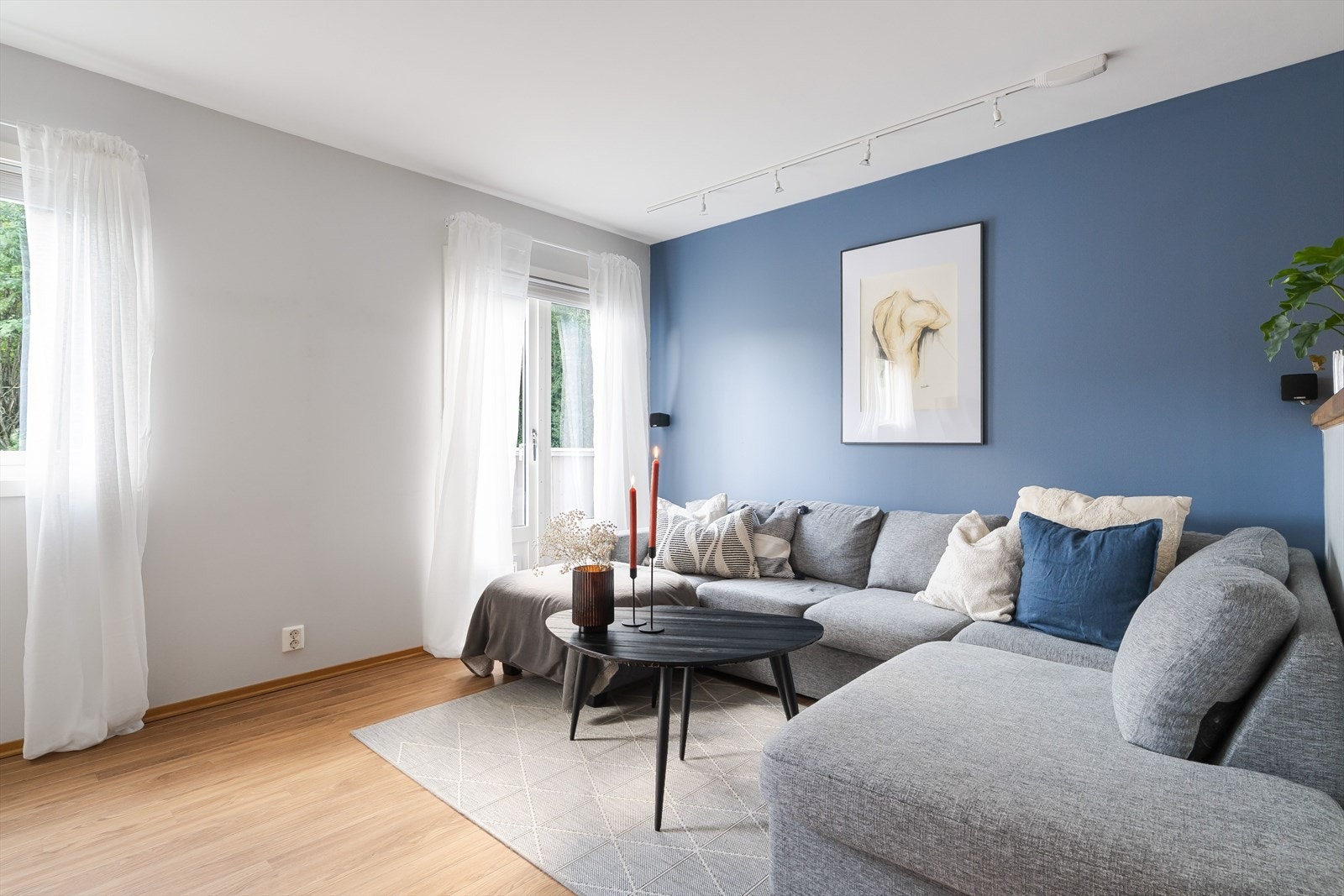 Det er direkte utgang til stor terrasse fra stuen. Galleribilde