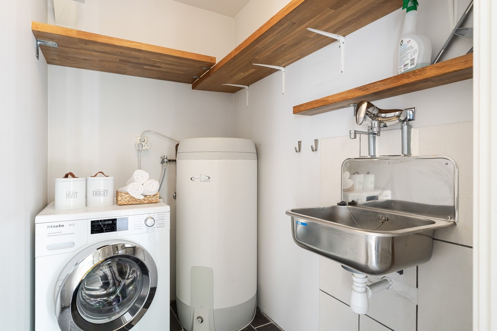 Leiligheten har eget rom som er innredet som praktisk vaskerom. Galleribilde