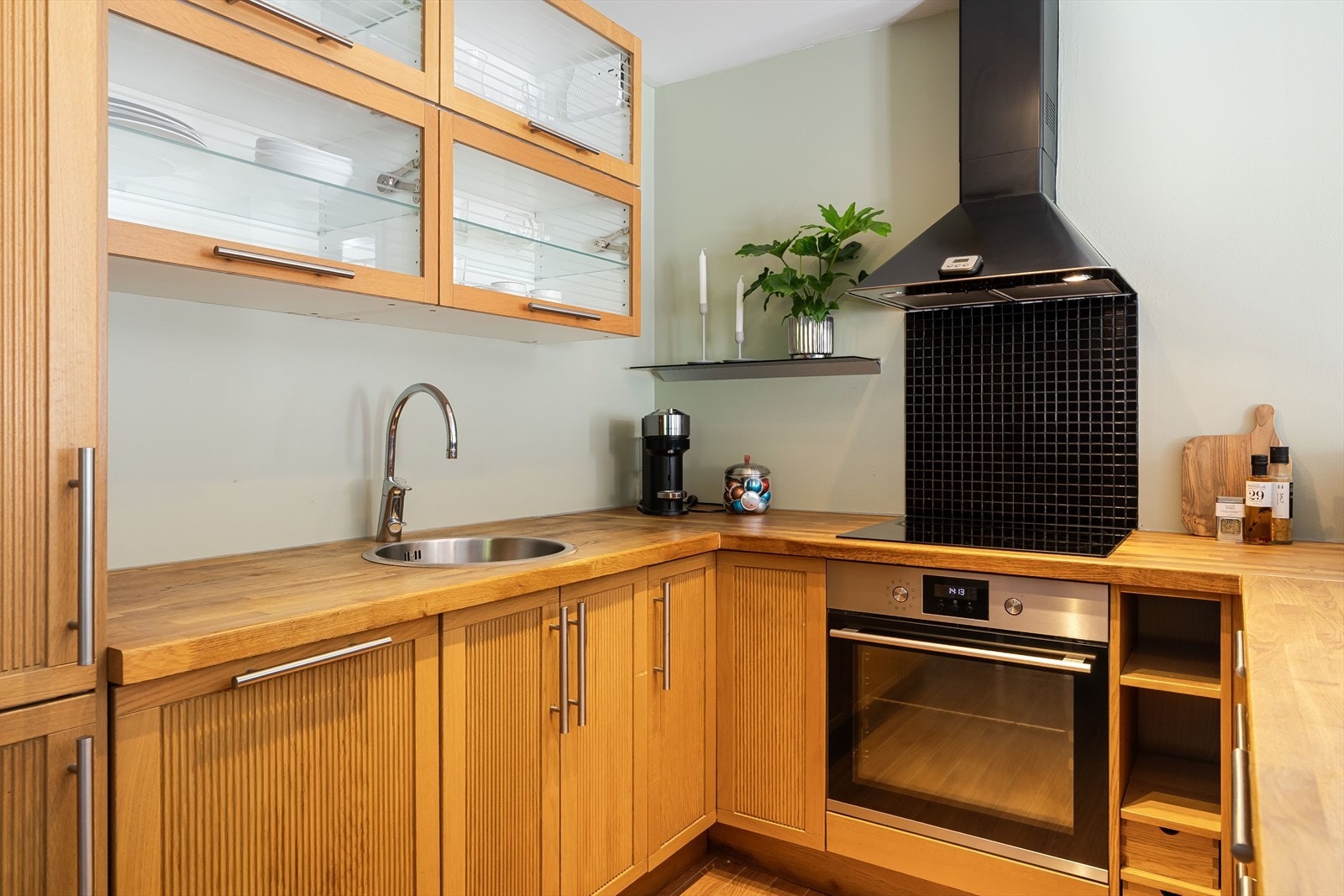 Kjøkkenet er stilrent og har en u-form slik at man får mye benkeplass. Galleribilde