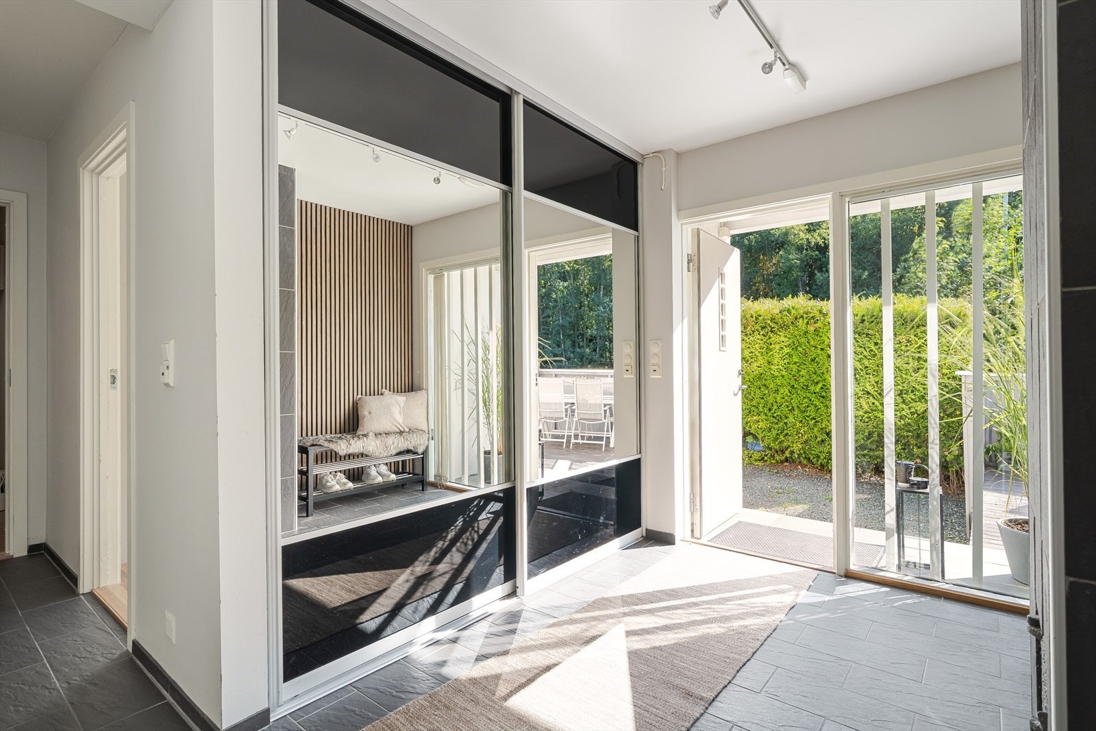 Stor skyvedørs garderobe i gang, hvor man har parkering rett utenfor. Galleribilde