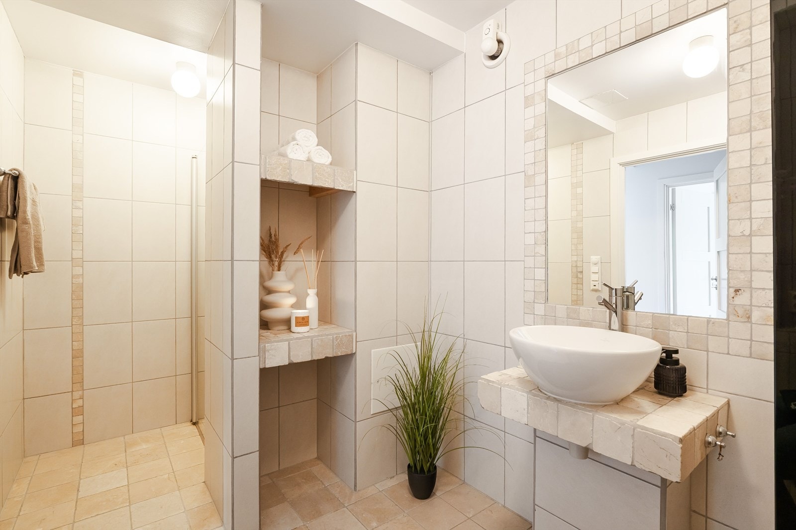 Badet er romslig og er på 6,5 kvm med varme i gulv. Galleribilde