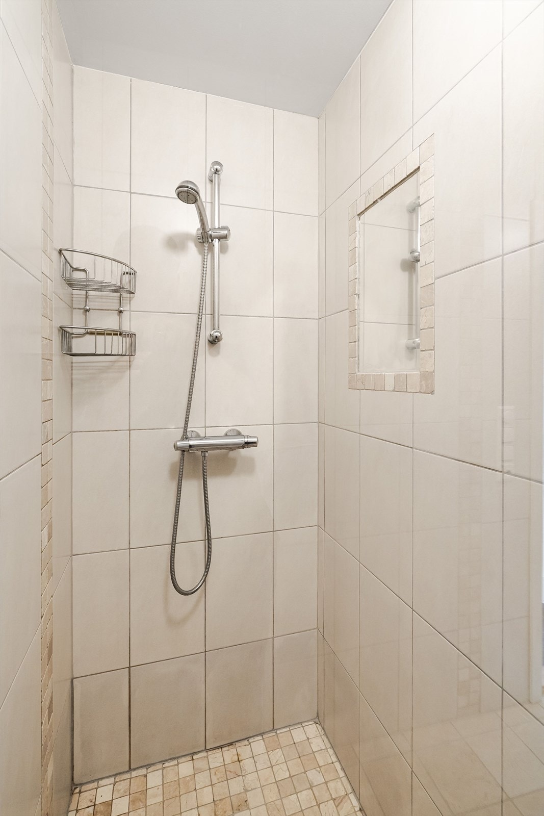 Egen stor dusjsone på bad. Galleribilde