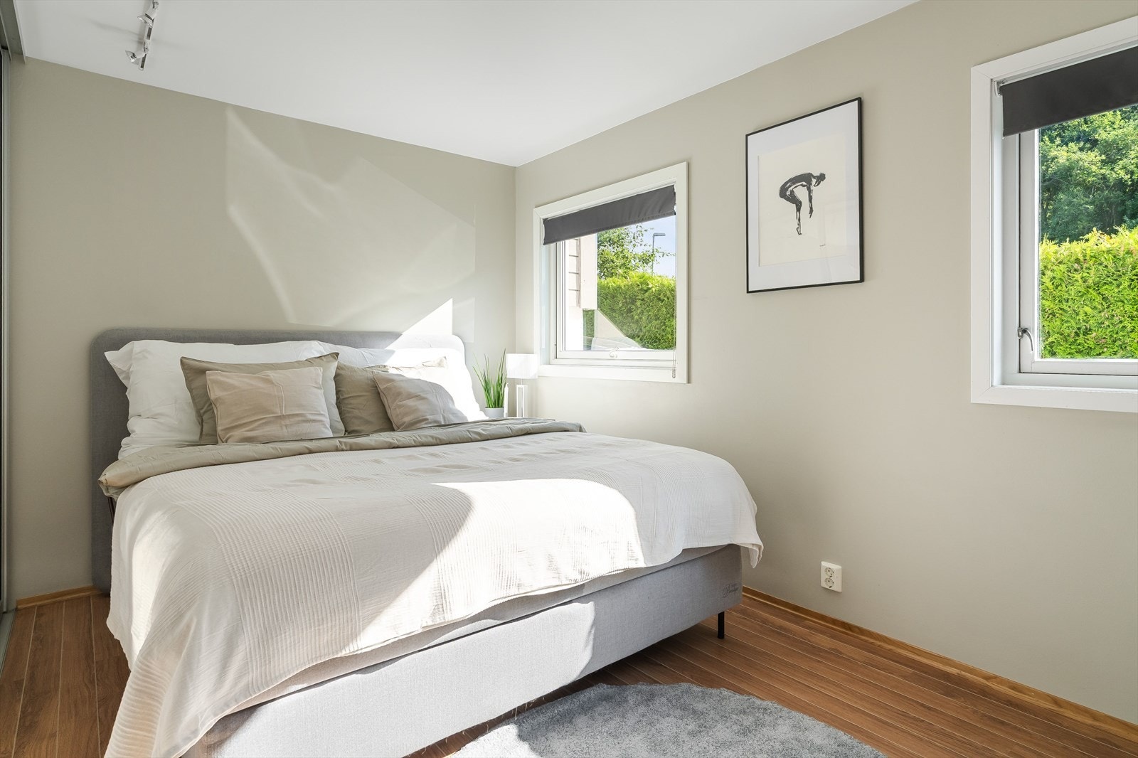 Leilighetens hovedsoverom er på hele 13,5 kvm. Galleribilde