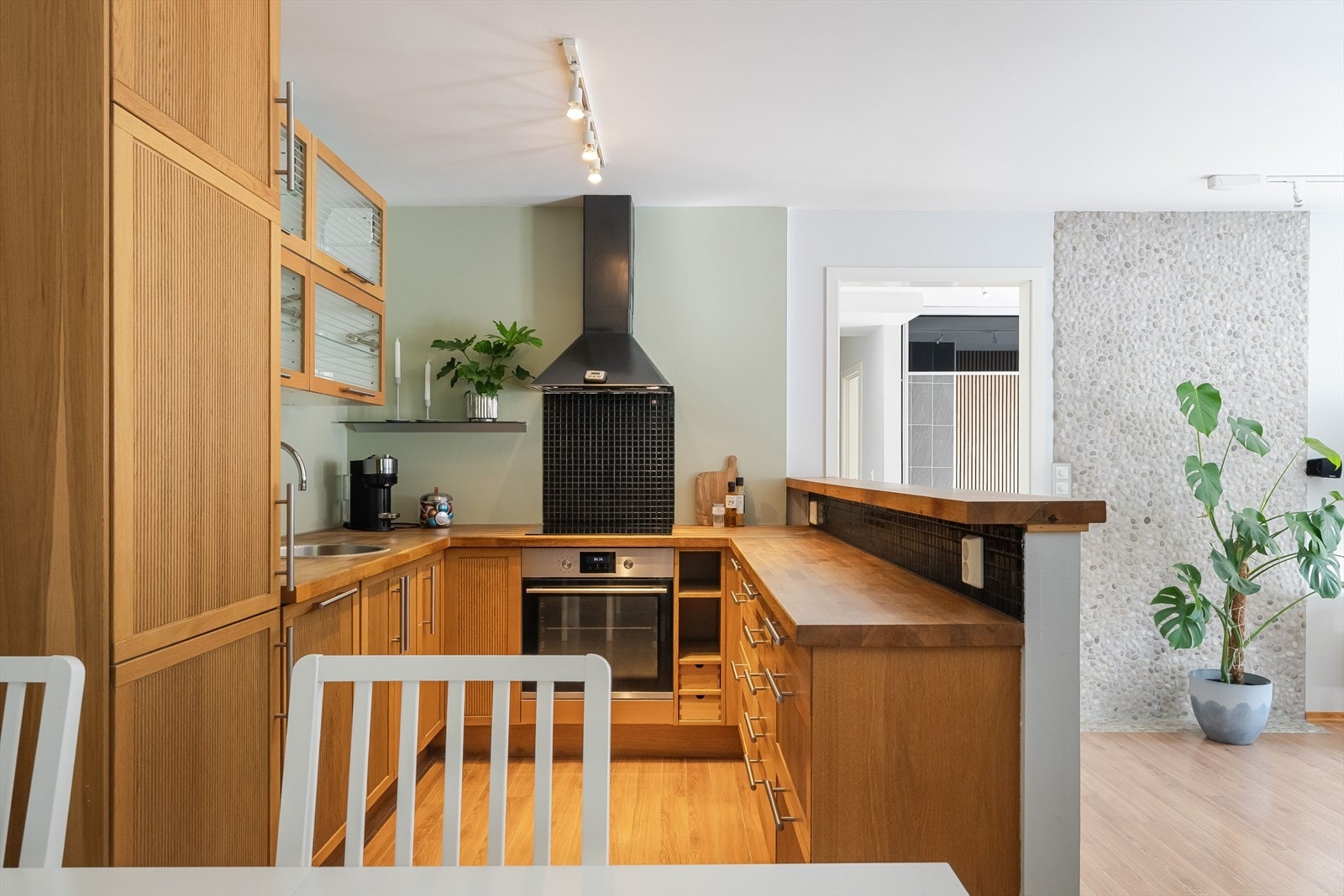 Praktisk kjøkken med med skap- og benkeplass. Galleribilde