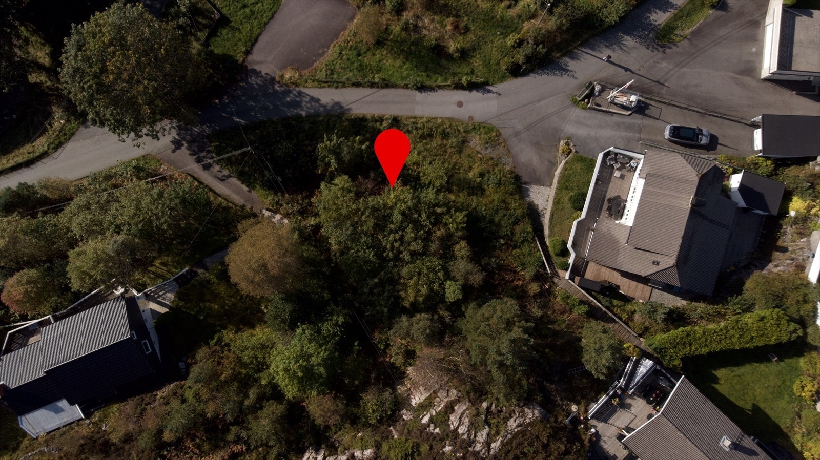 Tomten ligger fint til i en trivelig boligområde Galleribilde