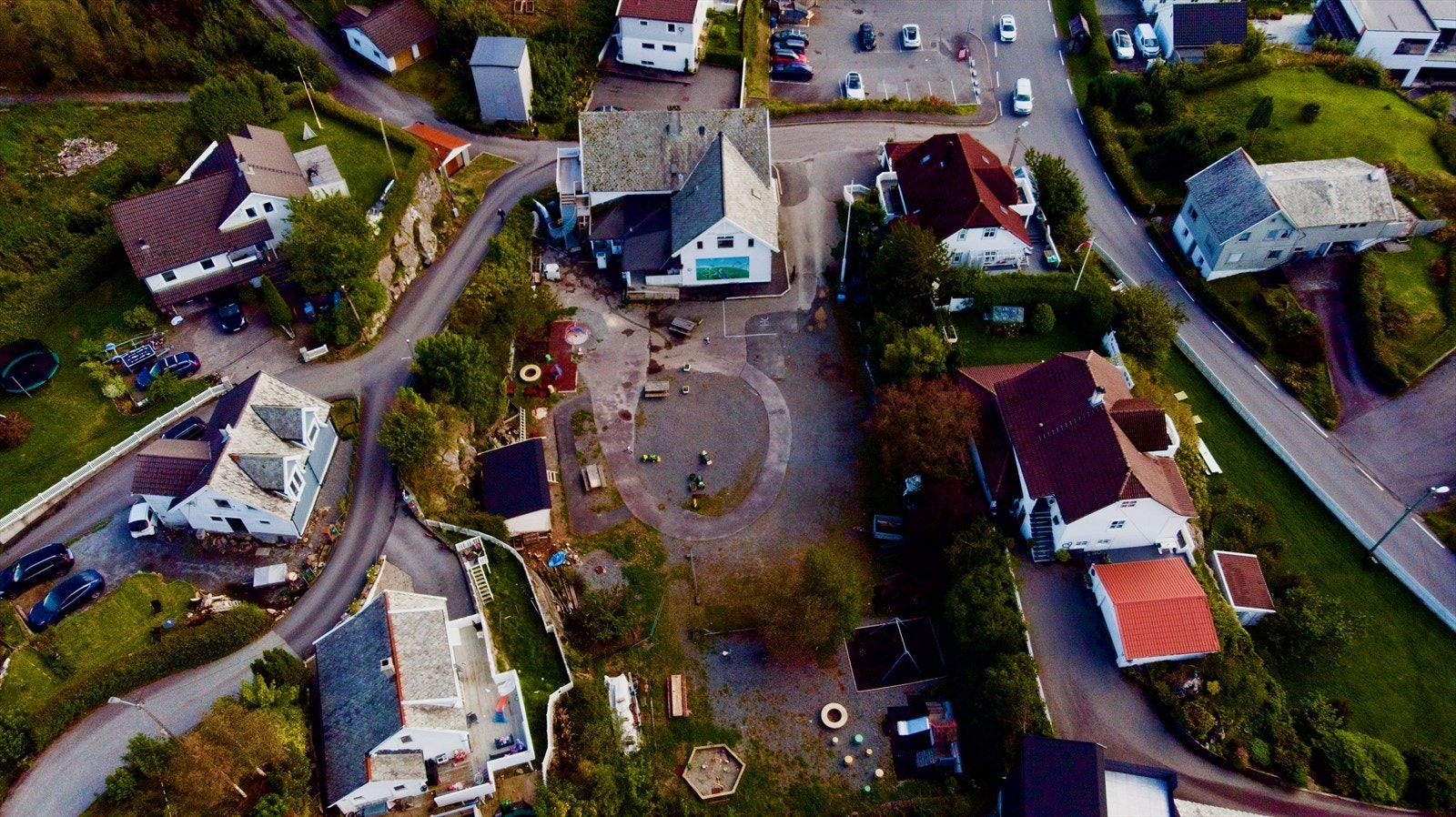 Rett ved Spar er Follese heimbygdalag, FOLK; som nylig ble tatt over av de lokale Galleribilde