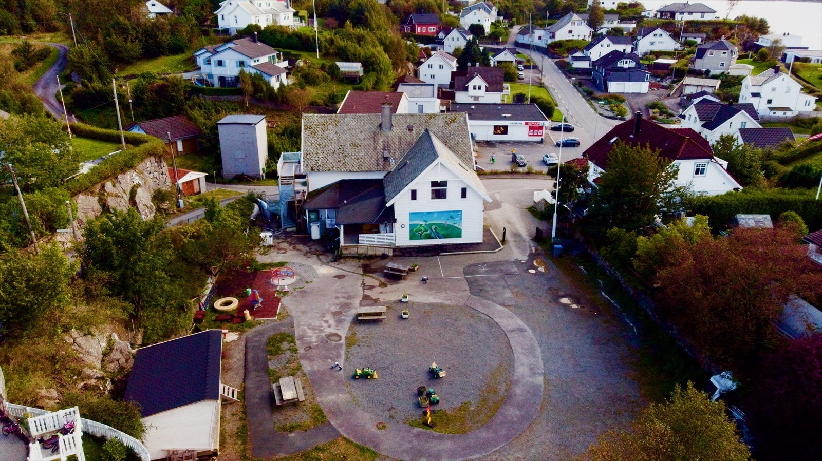 Dette kultursenteret har allerede blitt brukt til sosiale samlinger for barn i alle aldre, samt voksne som samlingspunkt og for å treffe nye naboer/venner Galleribilde