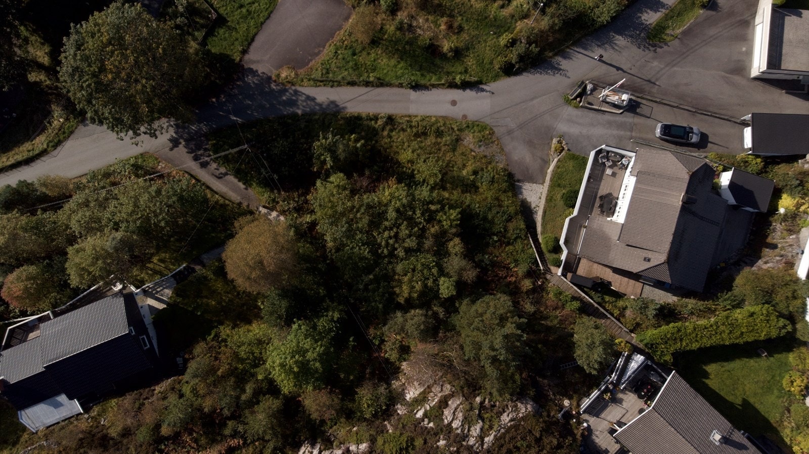 Tomten ligger fint til i en trivelig boligområde Galleribilde