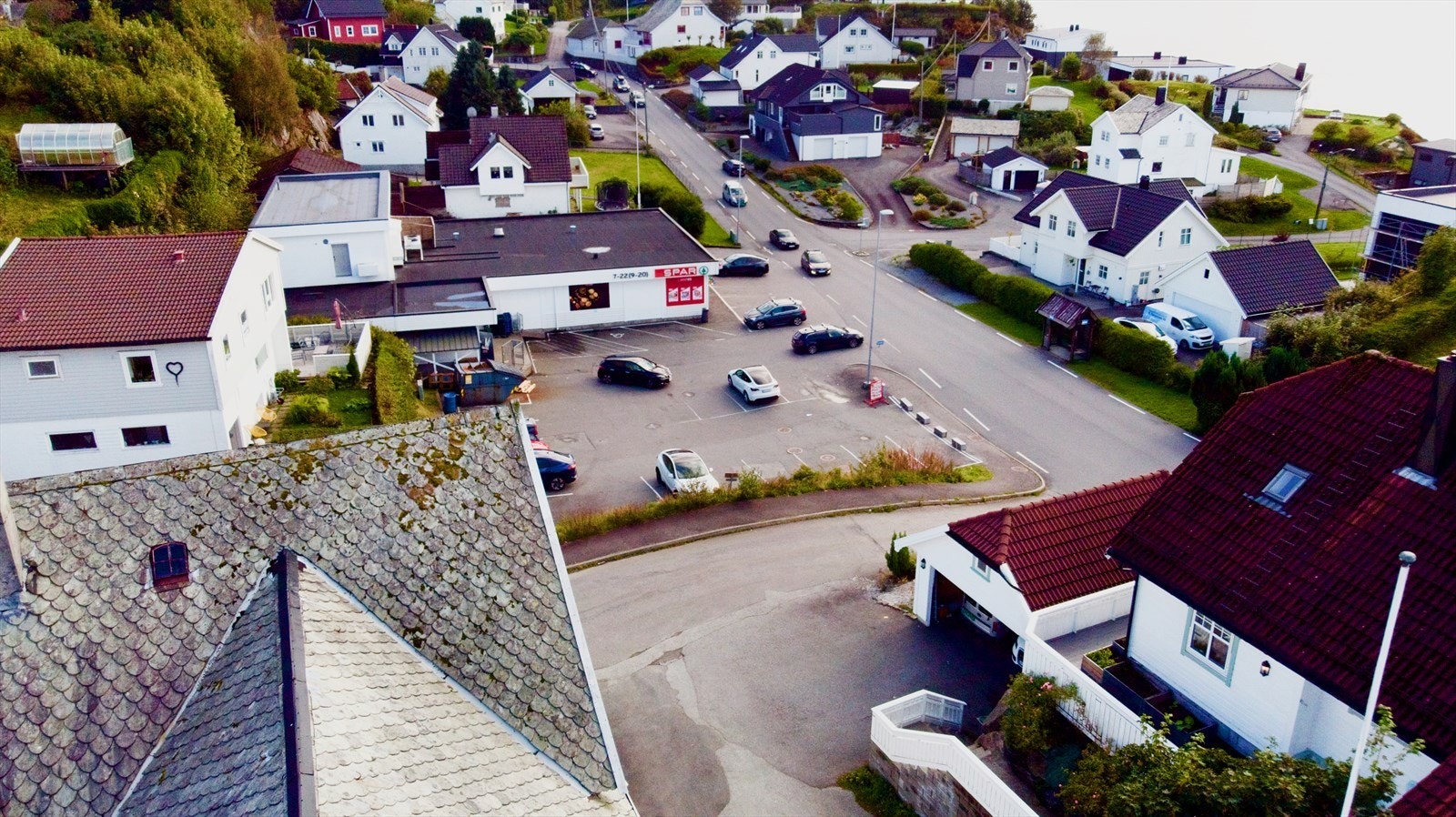 Koselig nærområde med kort vei til barnehager, skoler og dagligvarebutikk Galleribilde