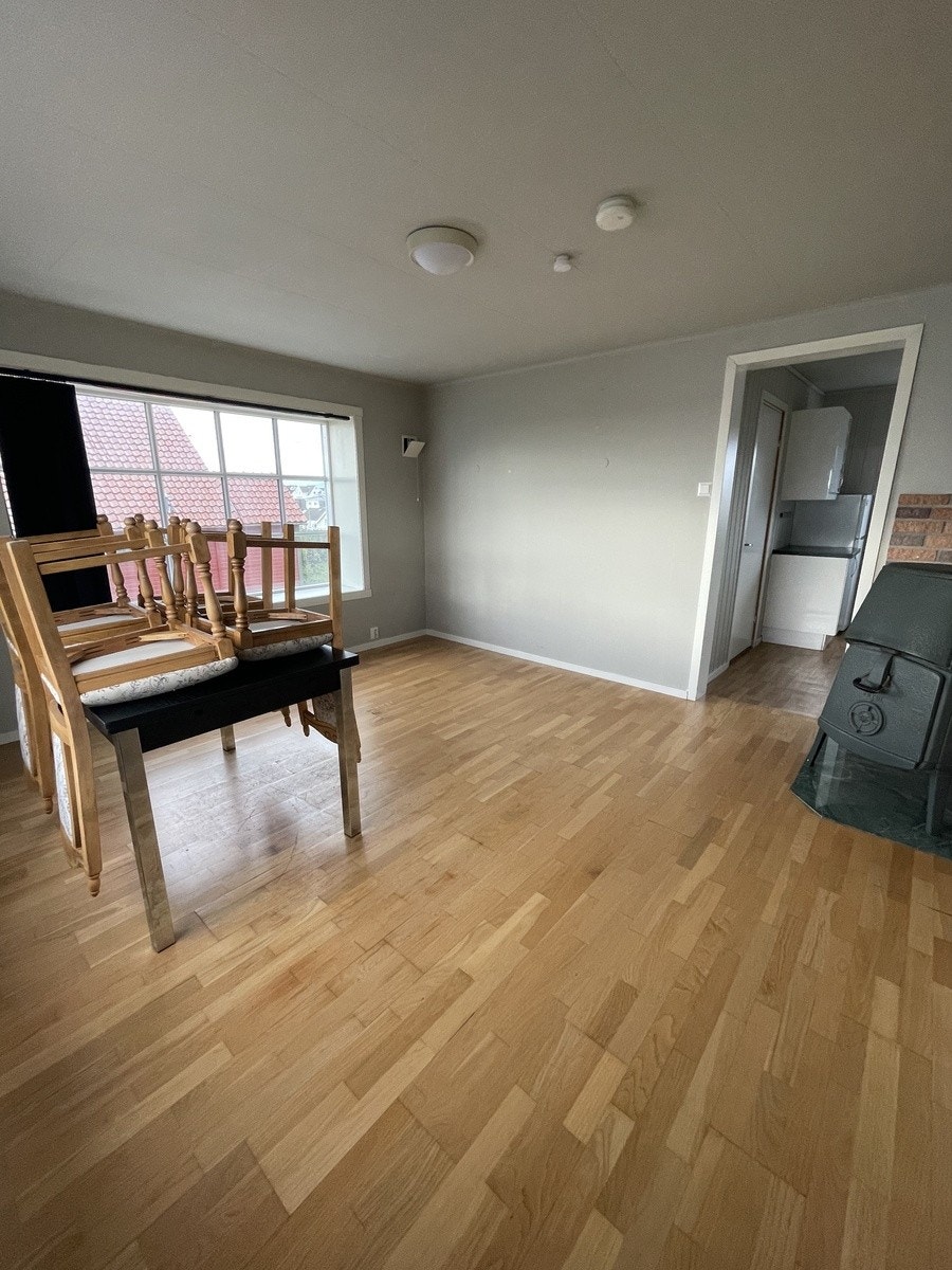 Romlslig stue med plass til sofagruppe og spisebord Galleribilde