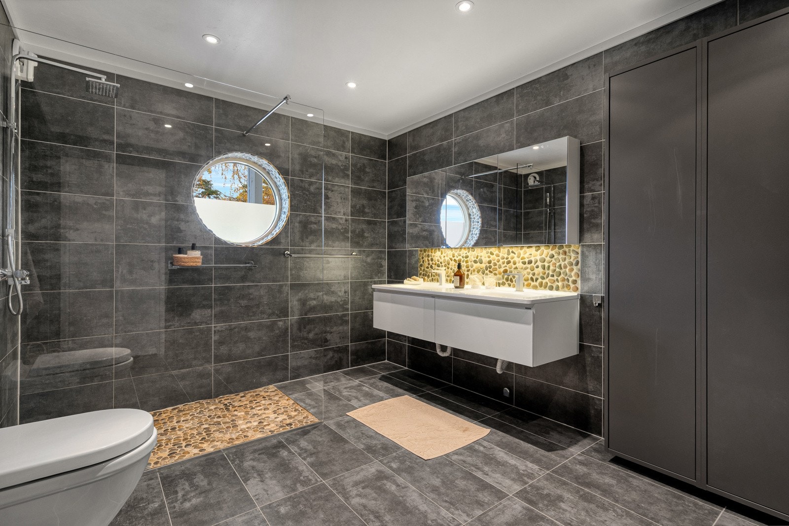 Lekkert, flislagt bad Galleribilde