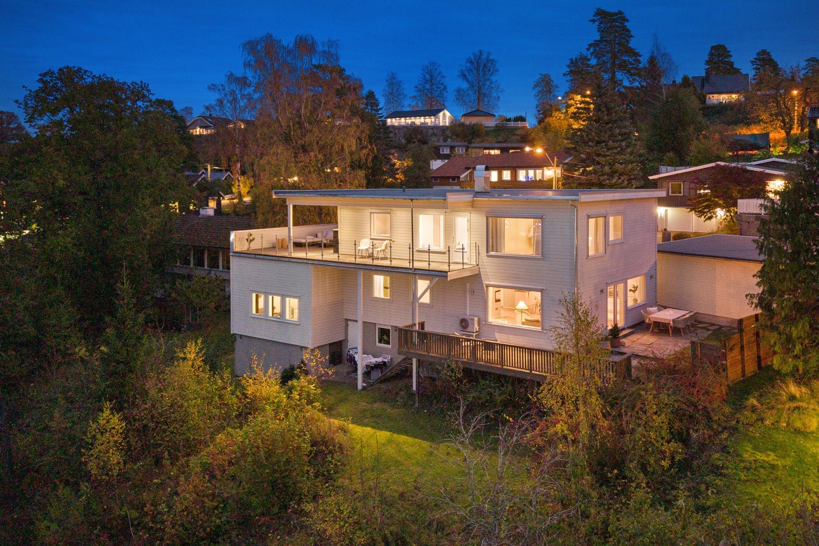 Høyt og fritt med flott utsyn og meget gode solforhold Galleribilde