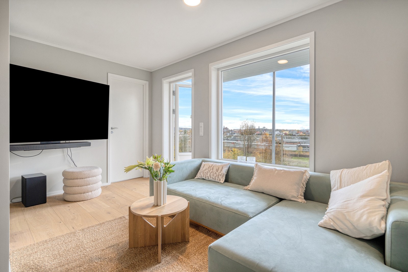 Stue med utgang til vestvendt og solrik balkon Galleribilde