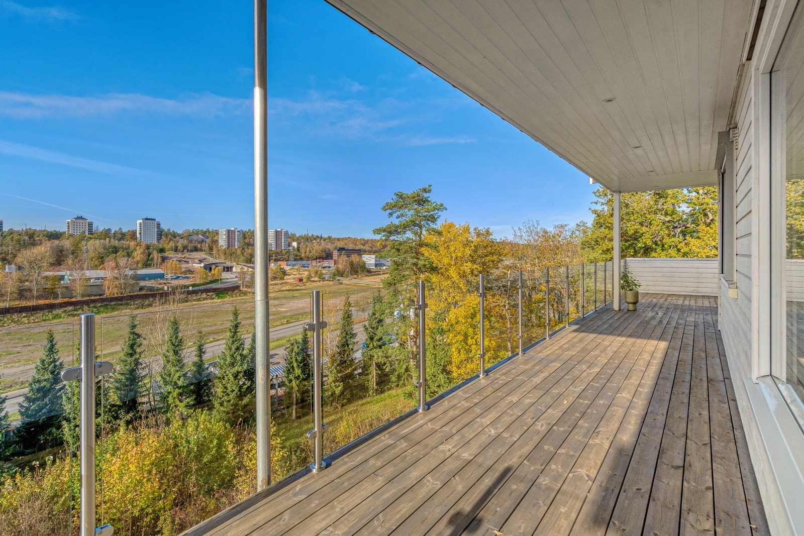 Overbygget og solrik Galleribilde