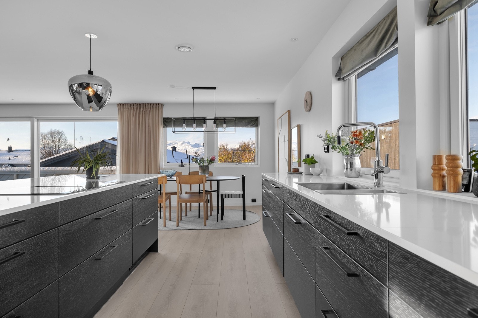 Store kjøkkenflater med mye benke plass. Kjøkkenøy med plass til barstoler i enden. Galleribilde