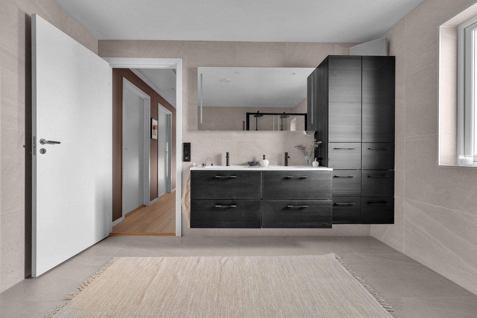 Dobble servanter.Baderomsinnredning med mye skapplass. Galleribilde