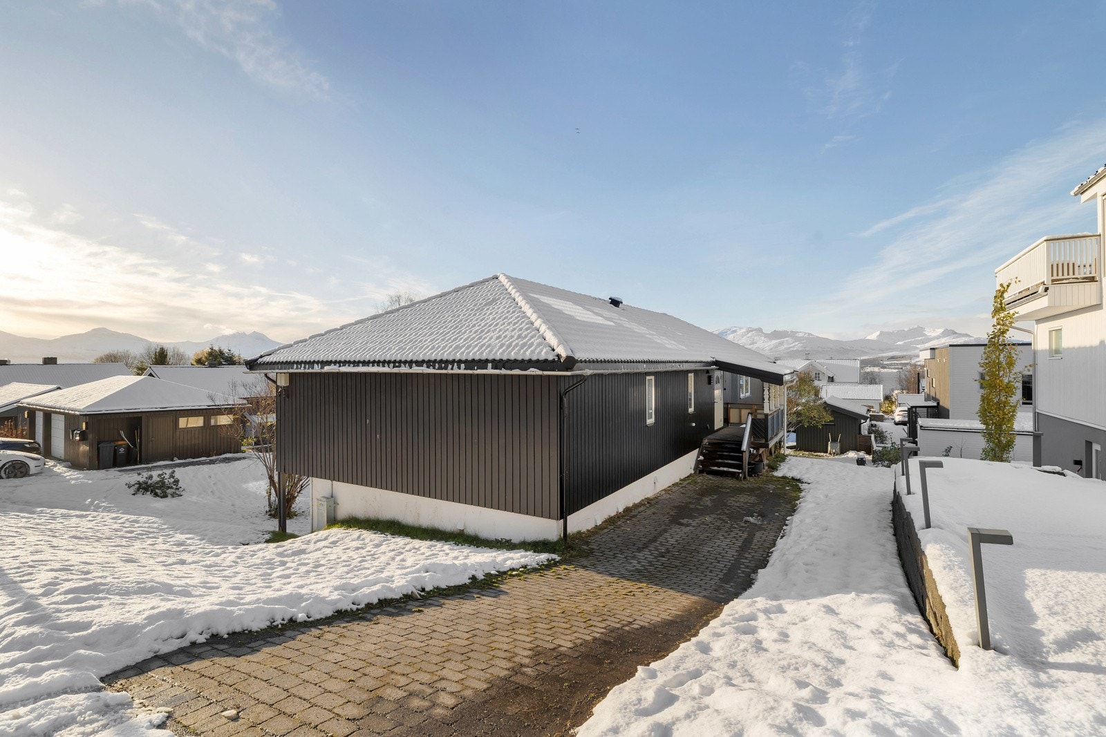 Steinbrolagt inngangsparti. Galleribilde