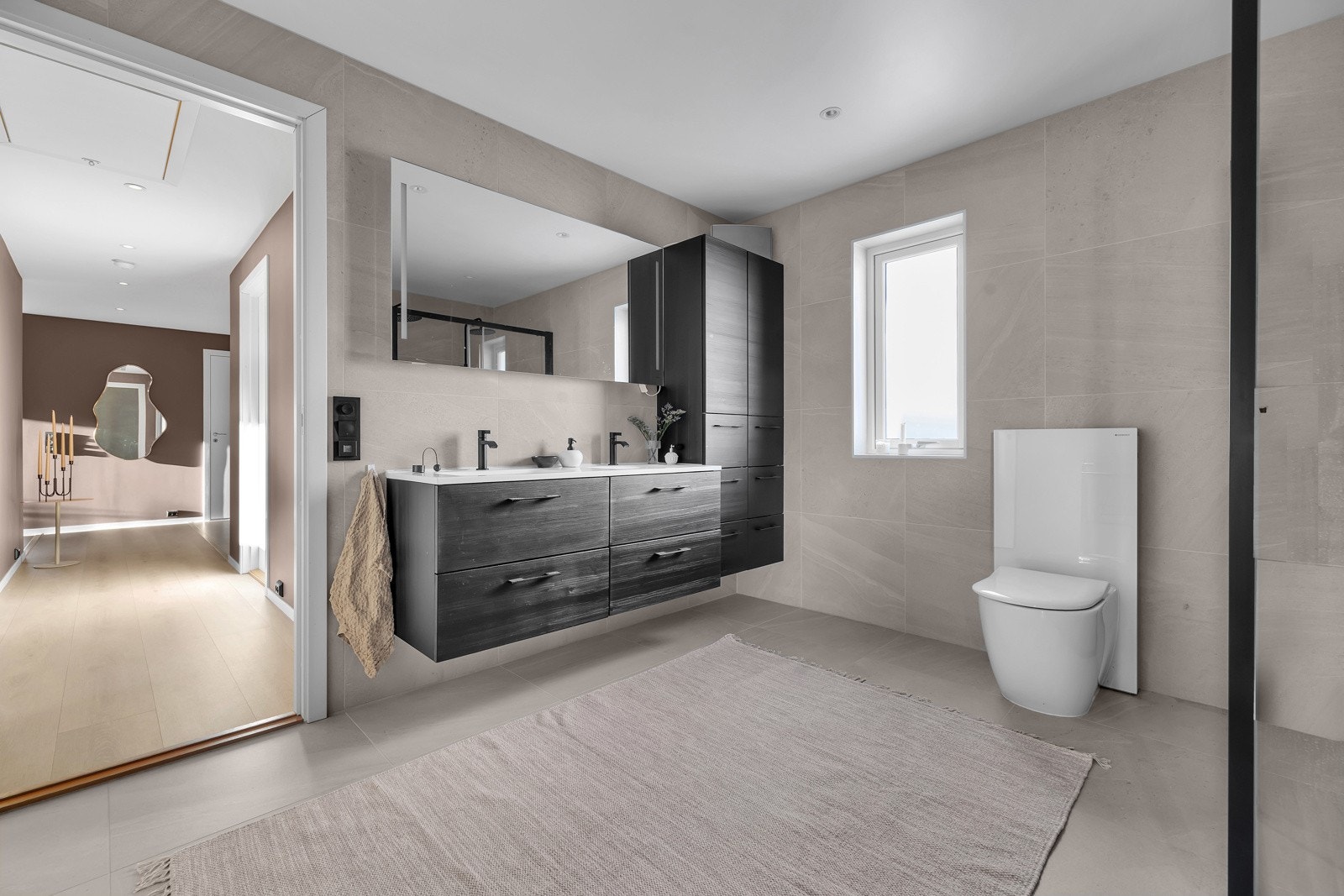 Boligen har 2 bad i denne etasjen. Dette er det største badet. Galleribilde