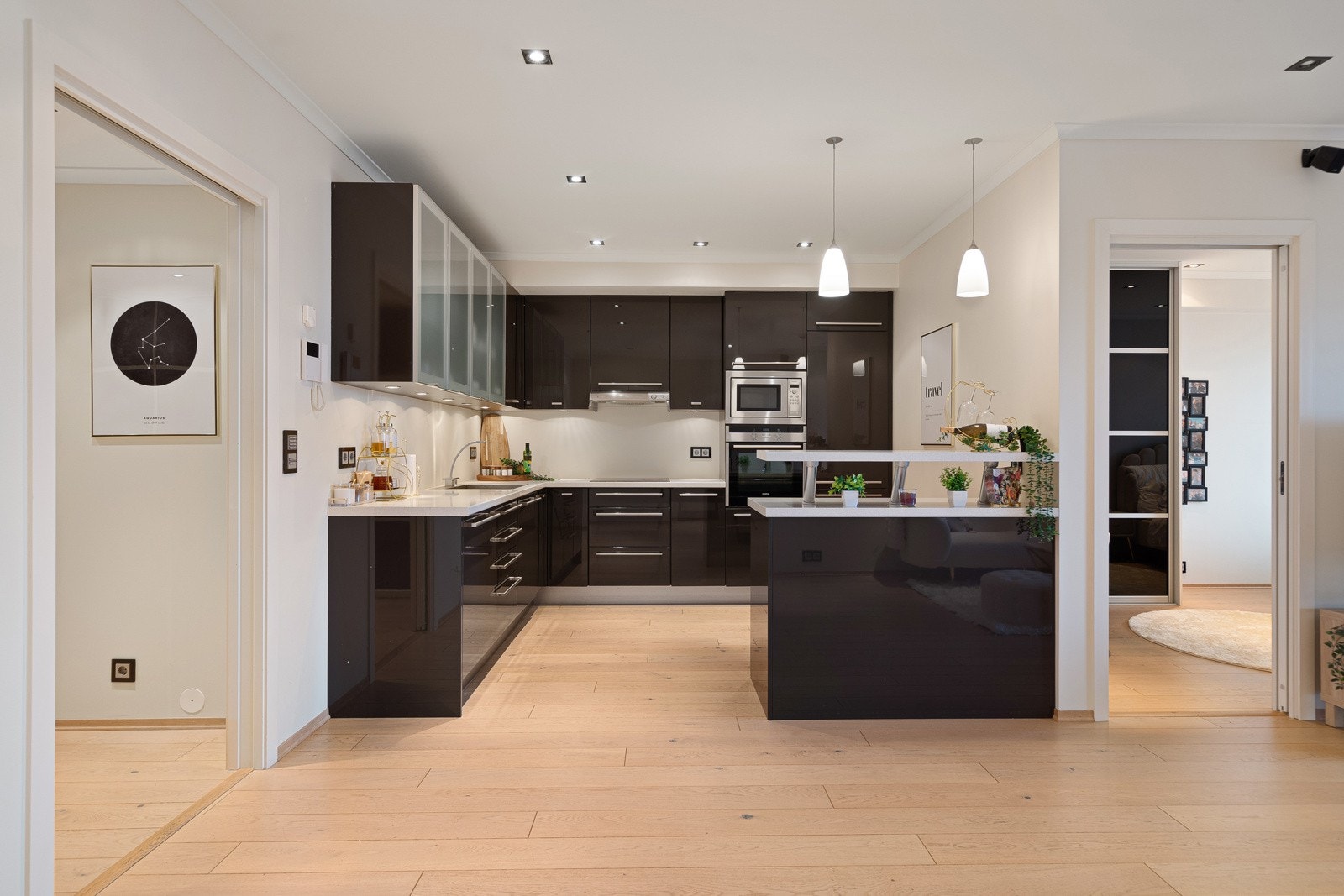 Flott kjøkken med mye skap- og benkeplass Galleribilde