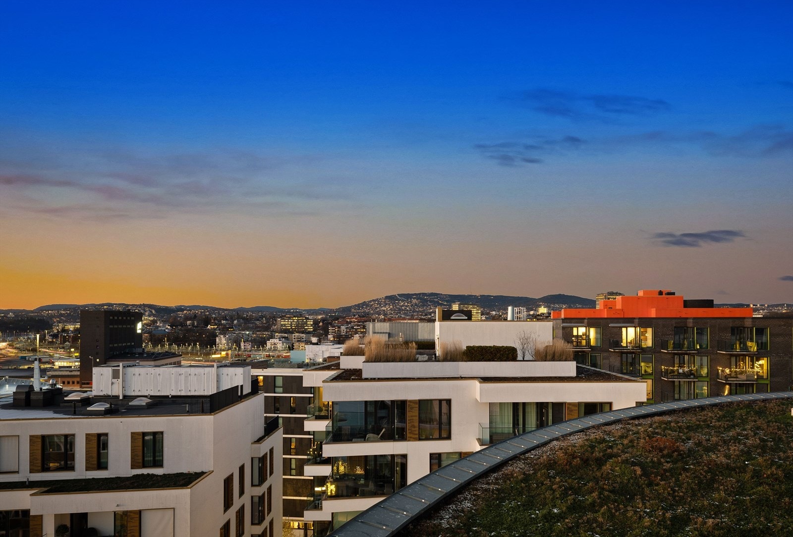 Fra Nationaltheatret stasjon, en kort spasertur unna, har du tilgang til T-bane, trikk og Flytoget. Galleribilde