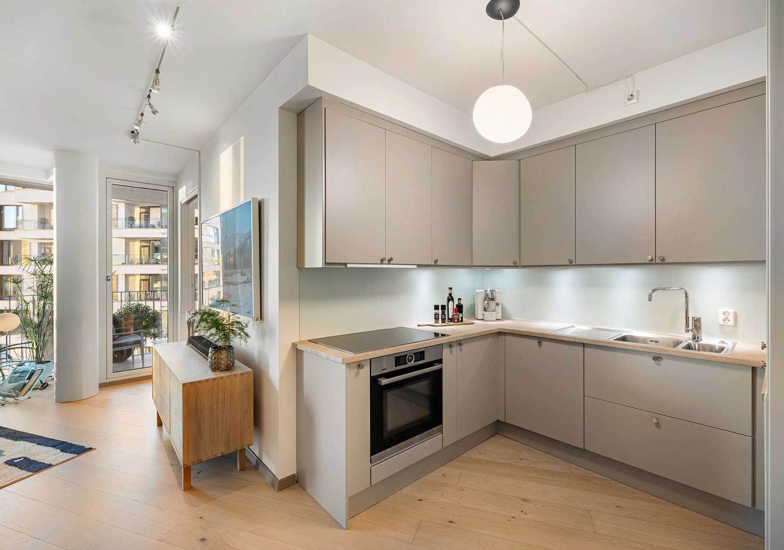 Leiligheten har en effektiv planløsning med stue og kjøkken i en delvis åpen løsning. Galleribilde