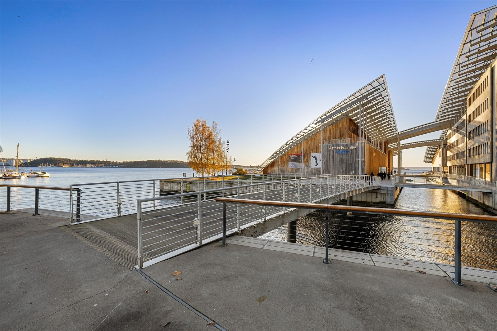 Rett utenfor døren ligger det anerkjente Astrup Fearnley Museet og flere ledende kunstgallerier. Galleribilde