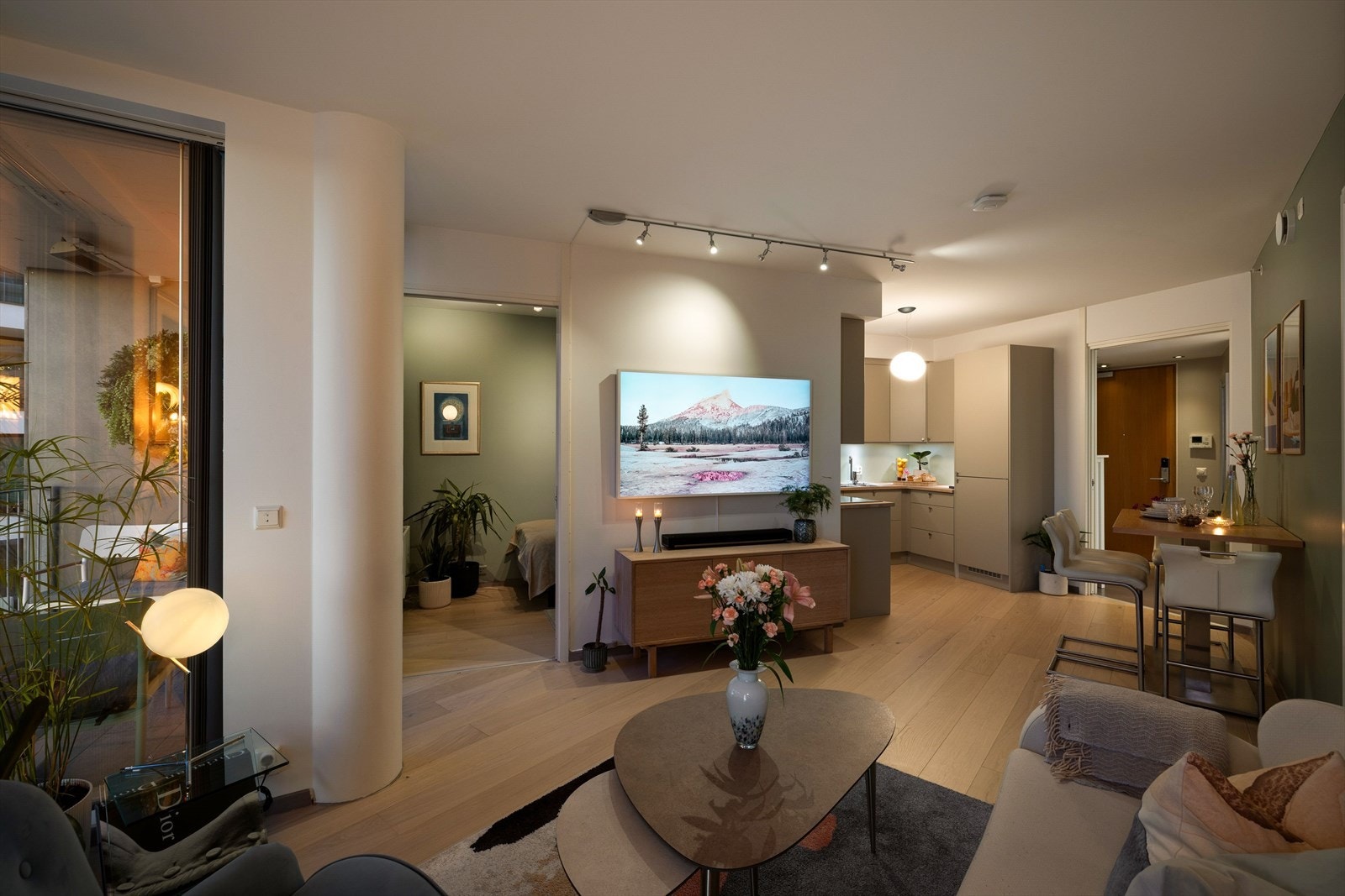 Boligen ble betydelig oppgradert i 2025 og fremstår som innflyttingsklar. Galleribilde