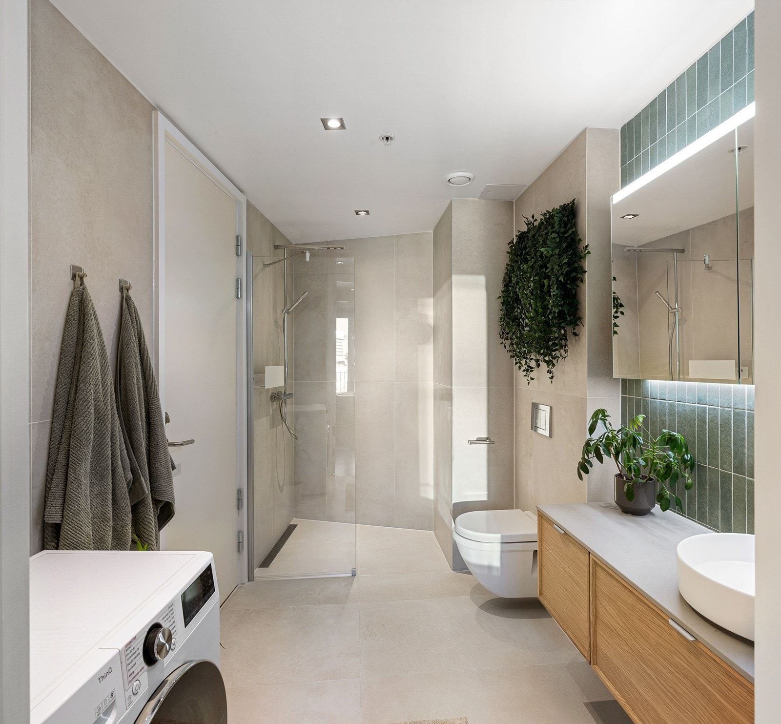 Badet ble pusset opp med flis på flis høsten 2025 av fagfolk og har opplegg for vaskemaskin. Galleribilde