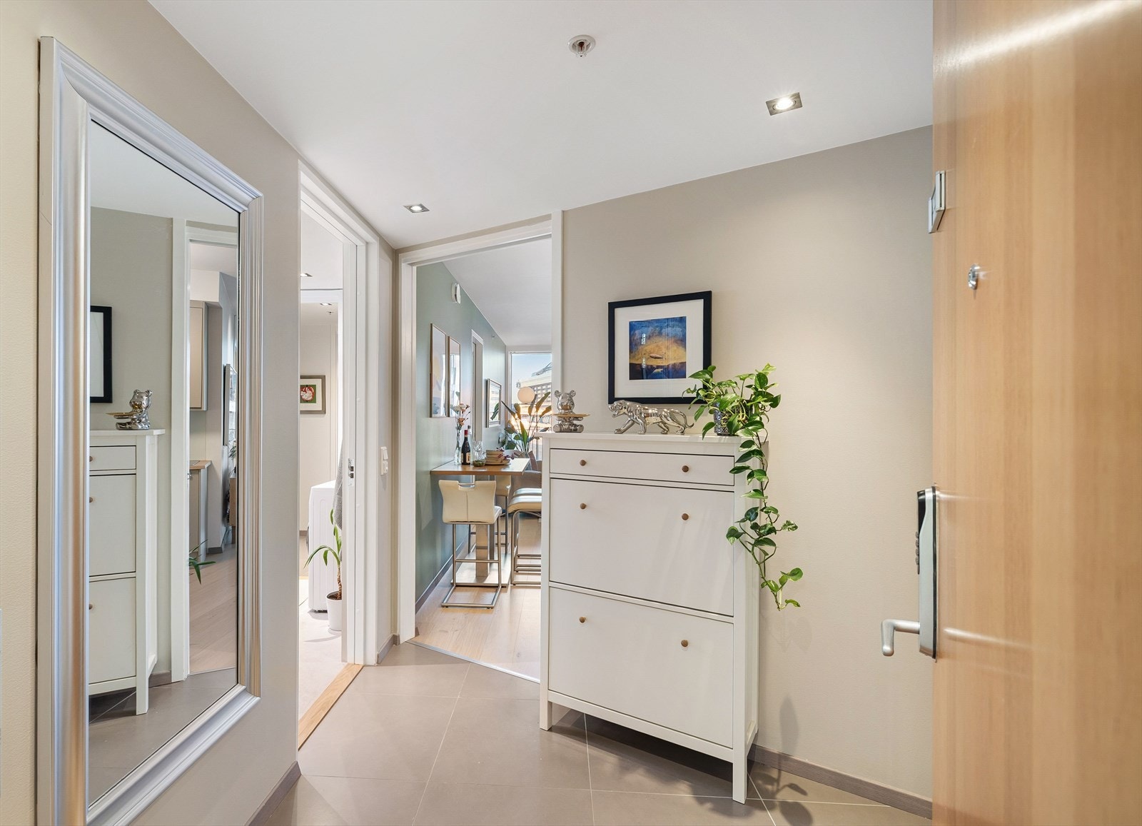 Allerede fra inngangspartiet får du et glimt av utsikten mot fjorden. Galleribilde