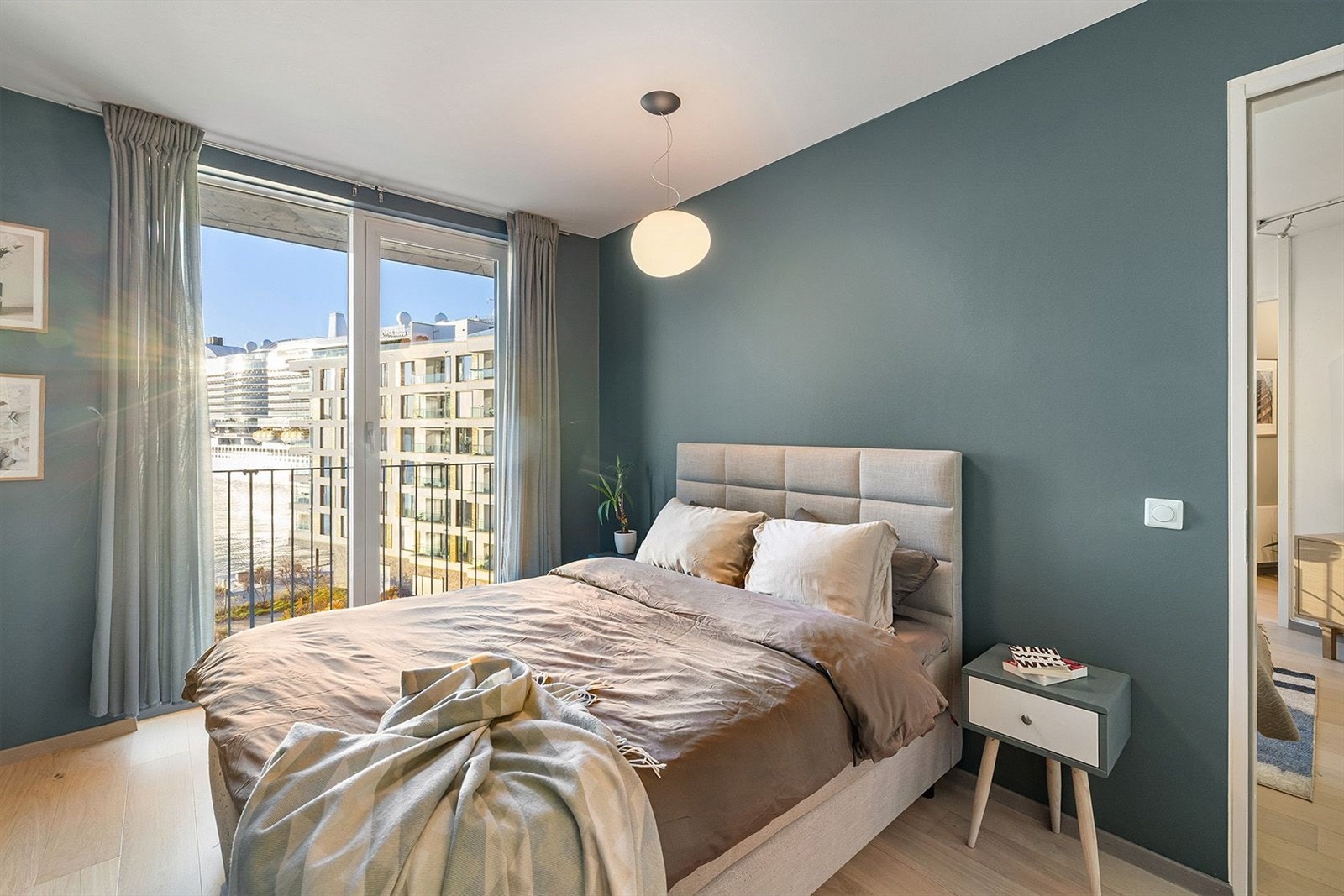 Lunt og luftig soverom med fantastisk utsikt og lysinnslipp. Galleribilde