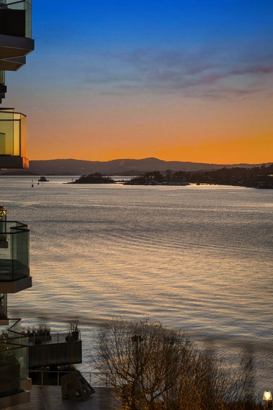 En unik mulighet til å bo sentralt, men samtidig tilbaketrukket ved fjorden. Galleribilde