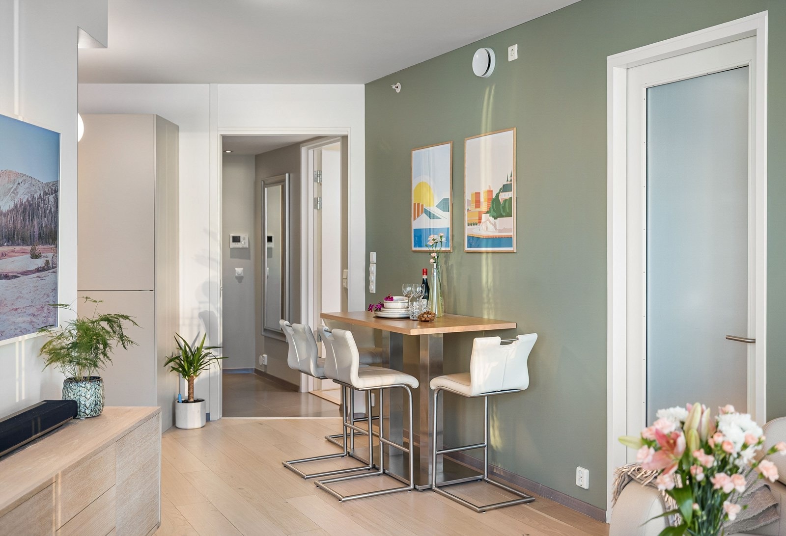 Her er det god plass til både sittegruppe og en egen spiseplass. Galleribilde