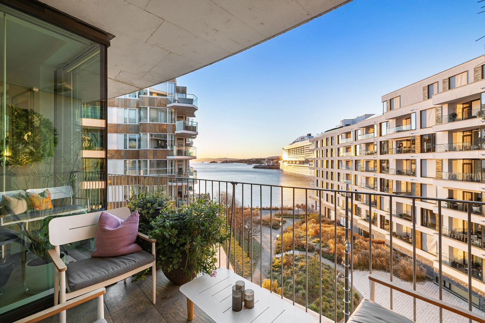 Balkongen fungerer som en naturlig forlengelse av stuen, med god plass til utemøbler. Galleribilde