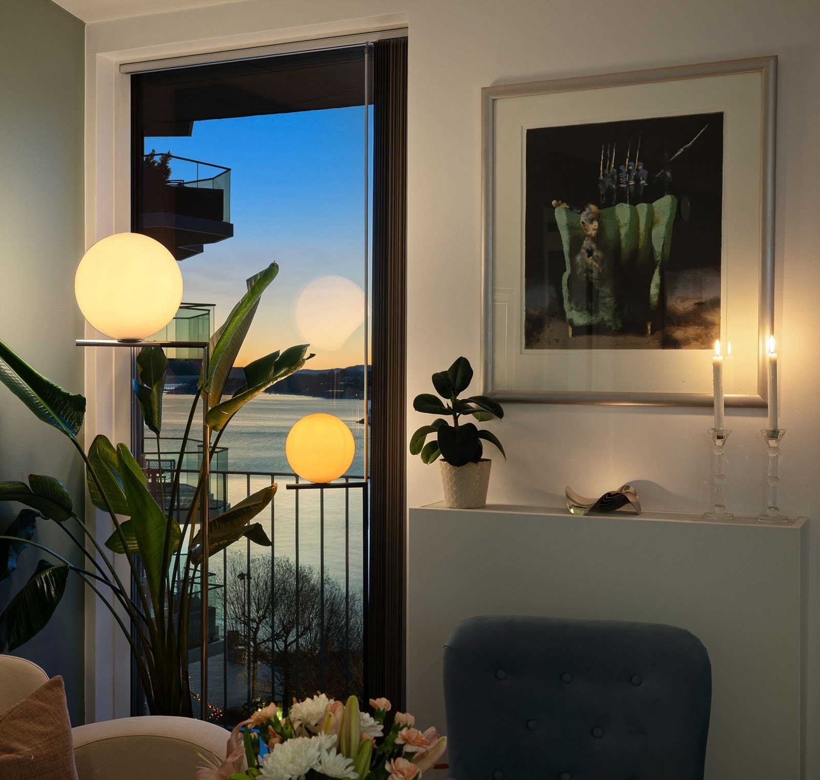 Vinduene fra gulv til tak gir rikelig med naturlig lys og rammer inn utsikten. Galleribilde