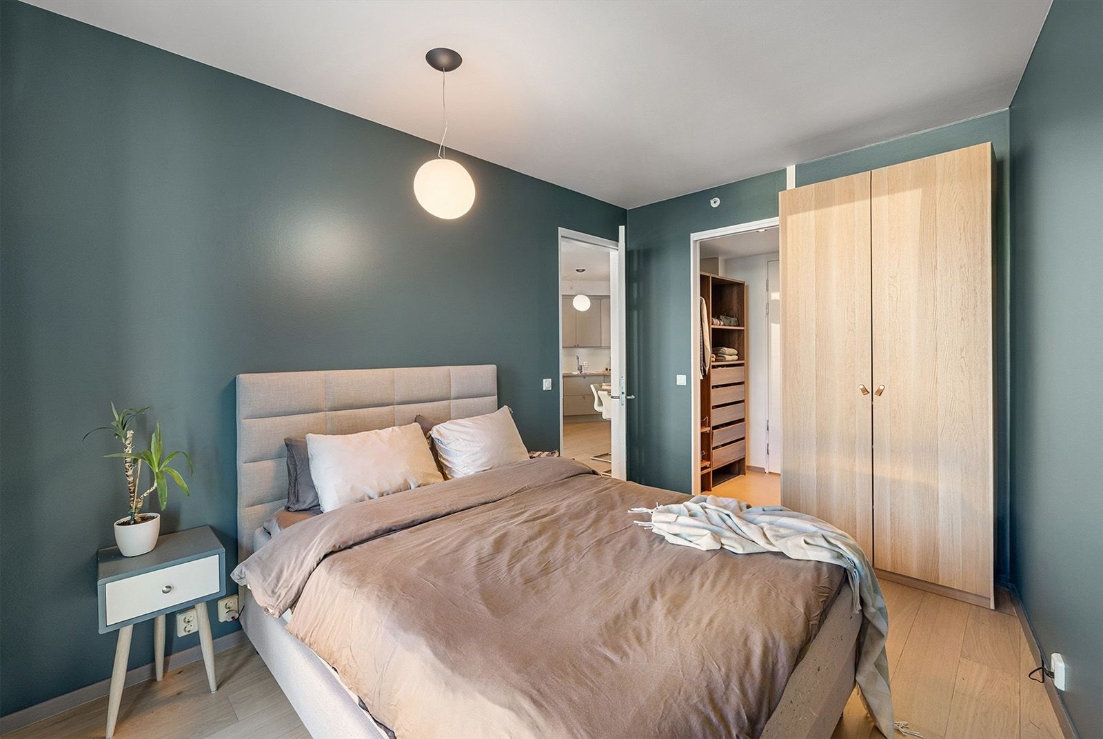 Hovedsoverommet har god plass til dobbeltseng og adkomst til walk-in closet. Galleribilde