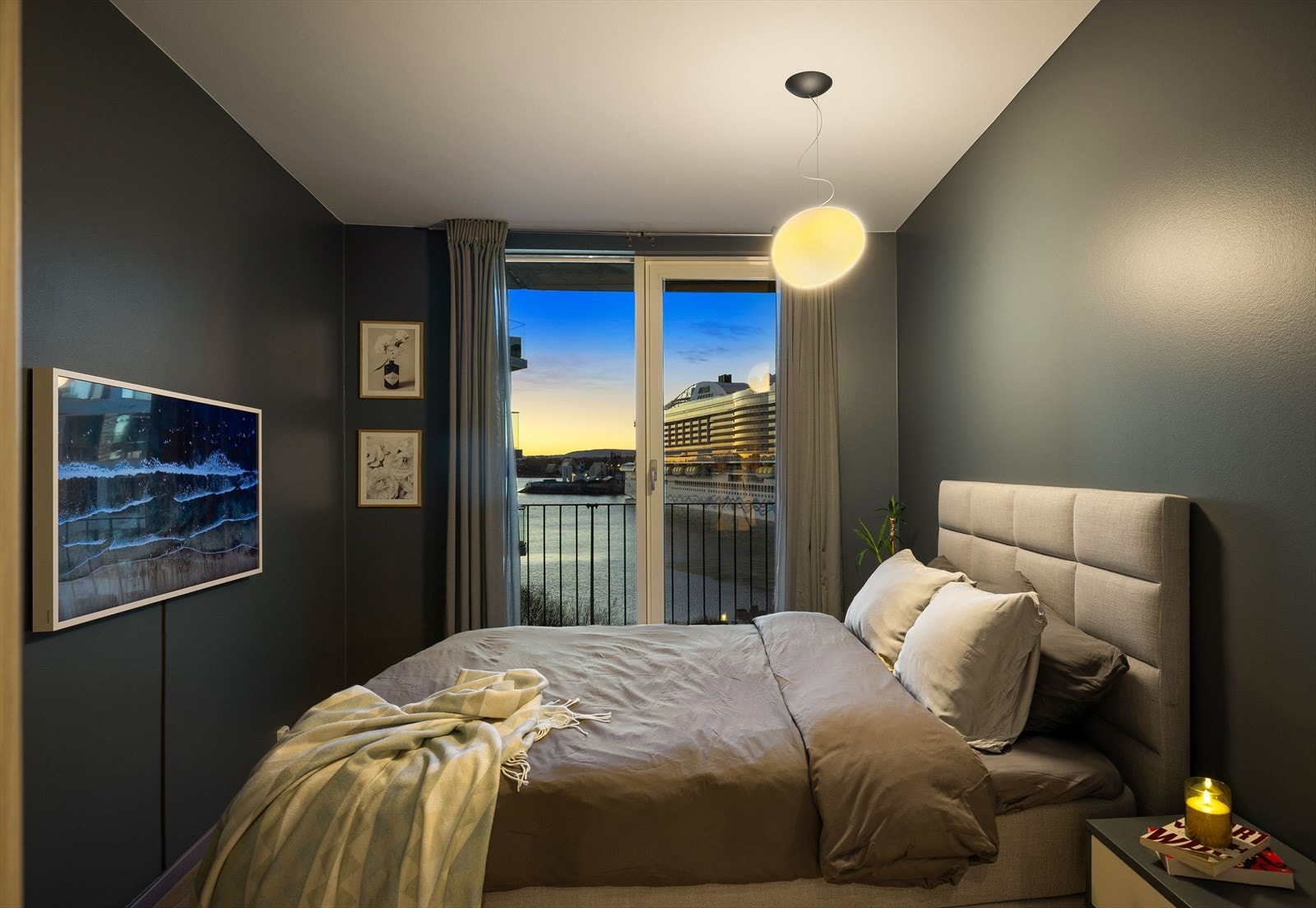 De mørke veggflatene skaper en lun og rolig stemning på soverommet. Galleribilde