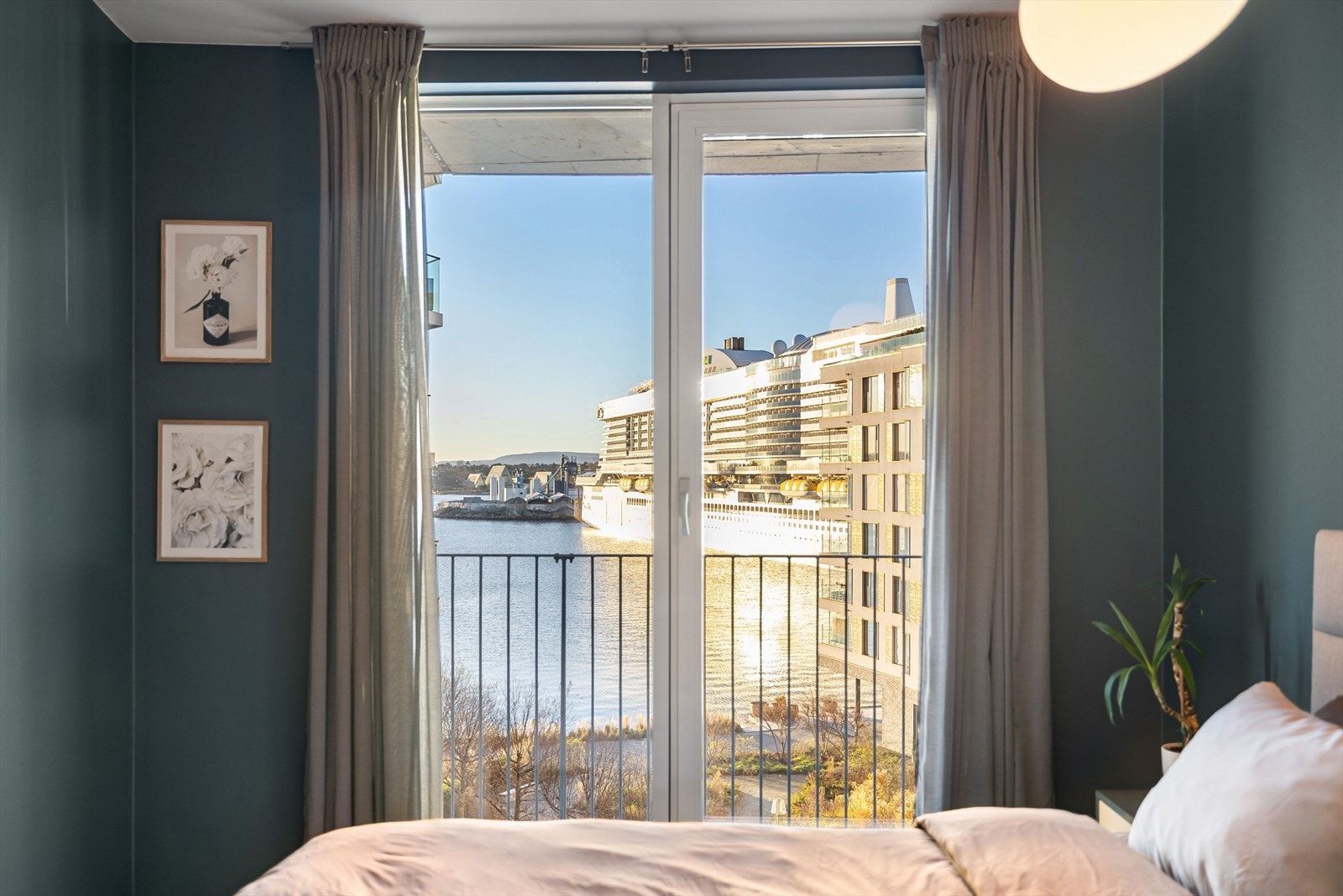 Våkn opp til en levende utsikt over fjorden og Tjuvholmens arkitektur. Galleribilde