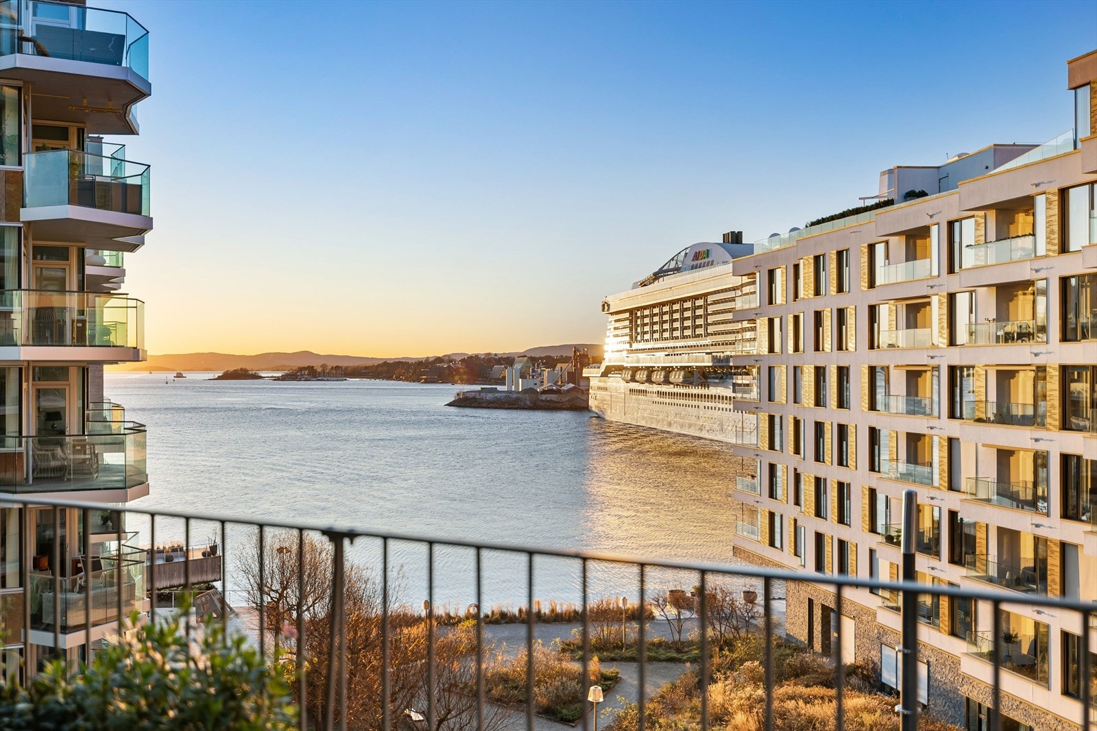 Her bor du med umiddelbar nærhet til sjøen, med urban badeplass og flytende saunaer. Galleribilde