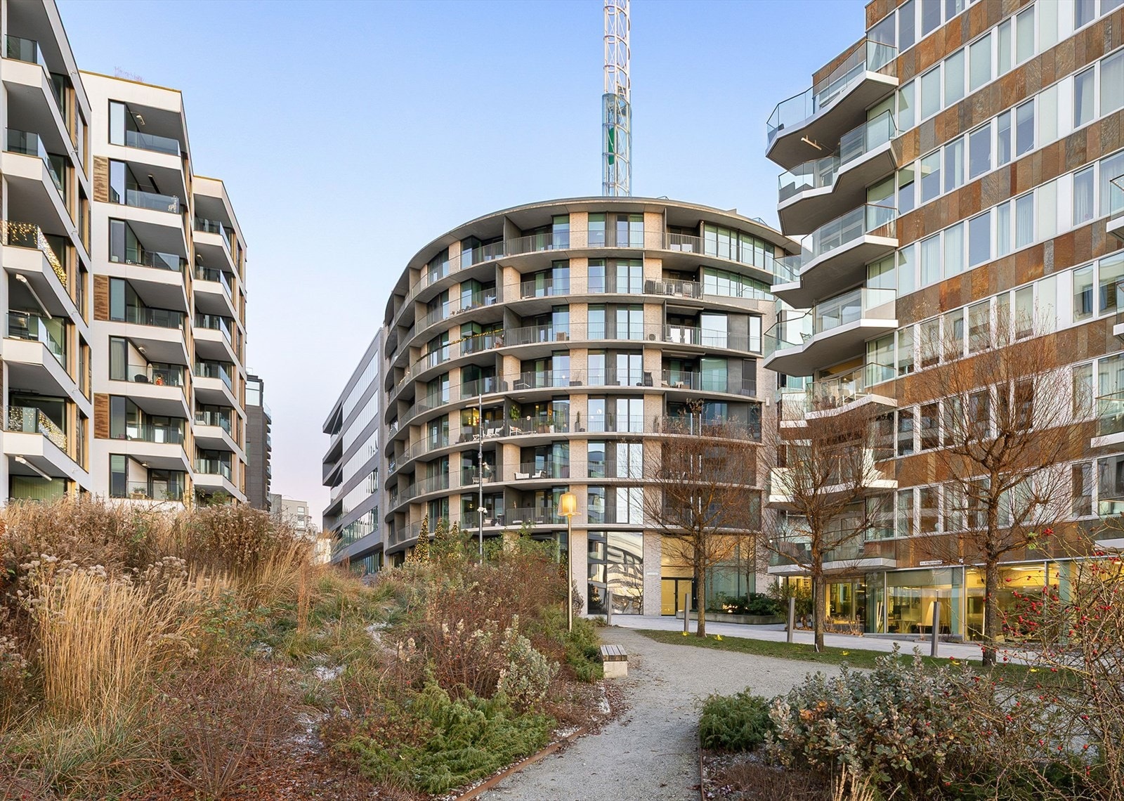 Området er kjent for sin prisbelønte arkitektur og bilfrie, fotgjengervennlige utforming. Galleribilde