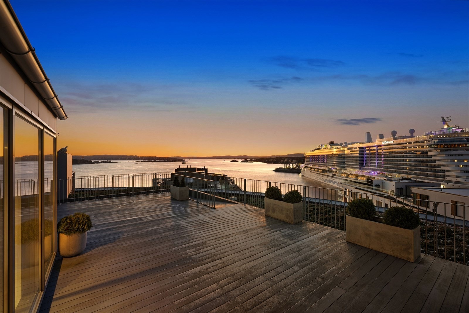 Beboerne har tilgang til en felles takterrasse med panoramautsikt og sol hele dagen. Galleribilde